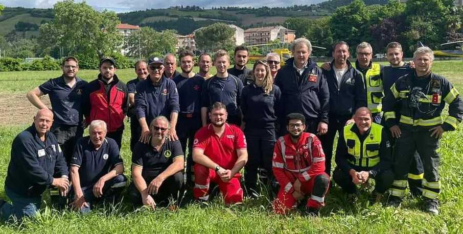 Si ferma con l'auto e scarica i suoi rifiuti nel cestino della fermata  dell'autobus :: Segnalazione a Forlì