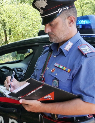 Sale sulla scala per pulire i vetri. Ottantenne precipita e muore