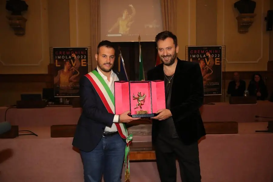 Cesare Cremonini oggi a Imola, la consegna del Grifo: "Voglio tornare"