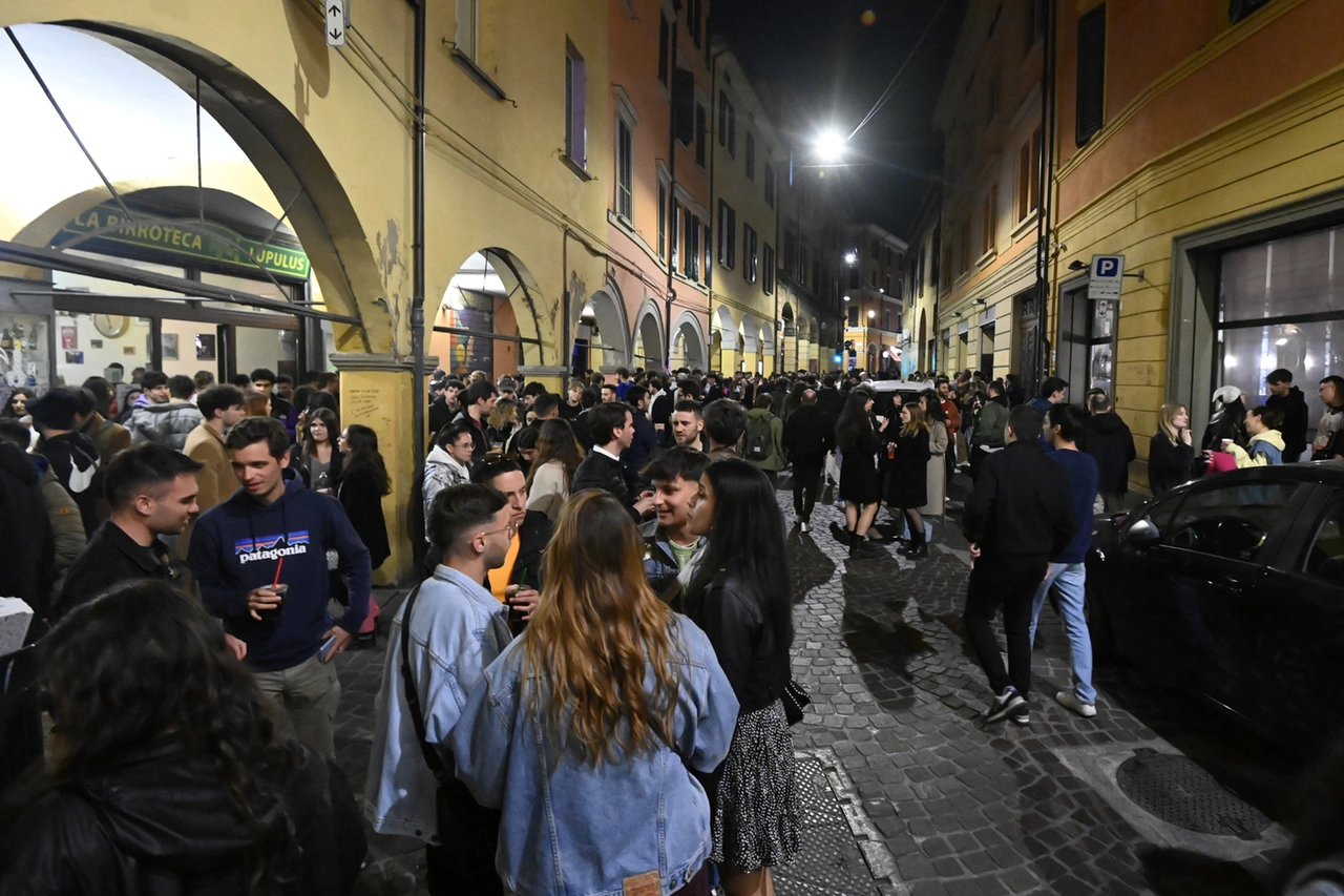 Via Petroni, la movida notturna in strada e nei loocali della zona