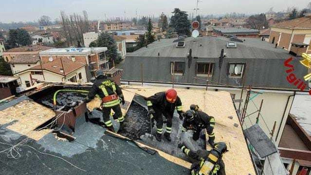 Incendio in un condominio, famiglie evacuate