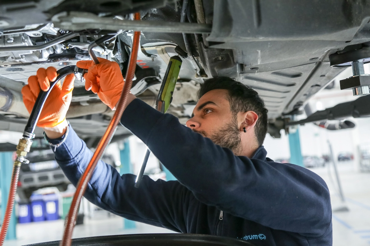 Un tecnico brumbrum ricondiziona un’auto usata prima della vendita