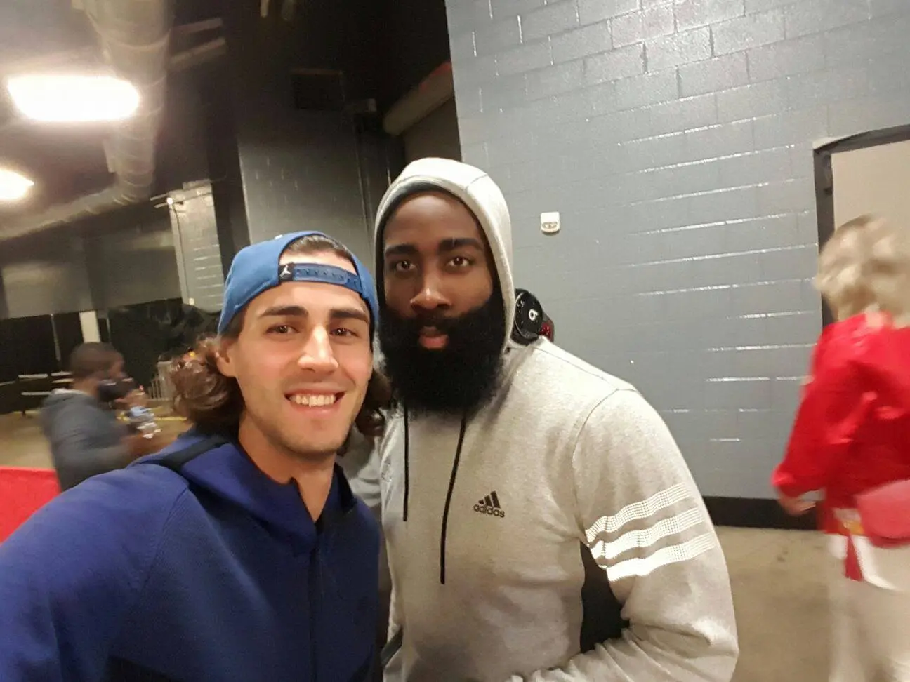 Gianmarco Tamberi stringe la mano al campione Nba Harden