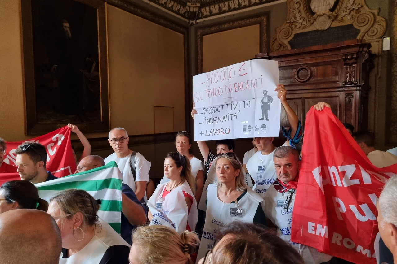 Bologna, 40 agenti della Municipale interrompono il question time in Comune (foto Dire)