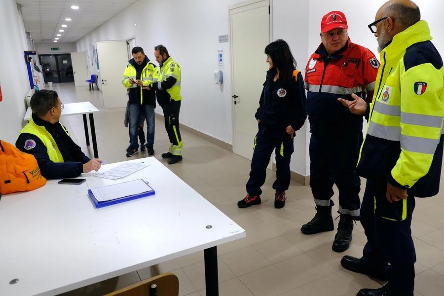 Terremoto nelle Marche, la protezione civile al lavoro (foto Antic)