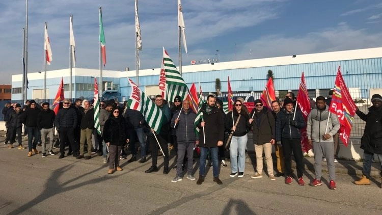 Mondial Suole, gli operai manifestano in piazza a Porto Recanati