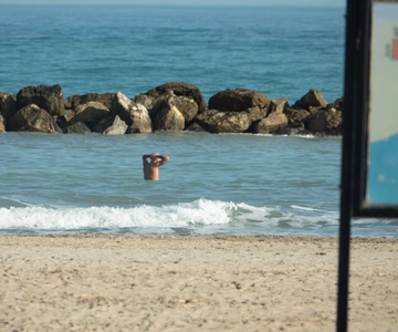 Meteo Marche: caldo e gente al mare, c’è pure chi fa il bagno. Ma ora cambia tutto e torna la neve: le previsioni