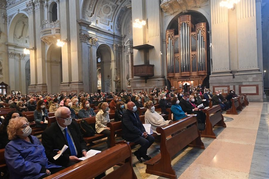 Chiesa gremita in occasione della messa di Pasqua