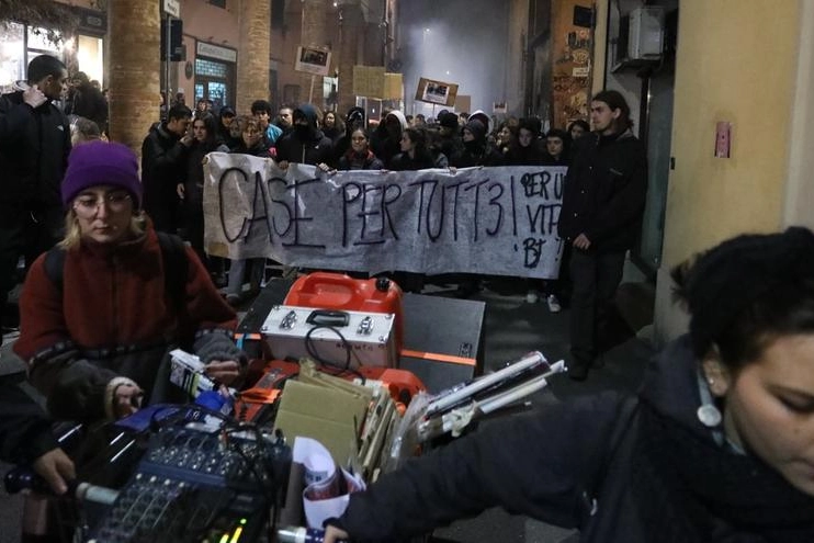 Il corteo del Cua si è spostato in via Zamboni 38