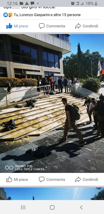 "Noi sporchi di fango, voi sporchi di sangue". Gli attivisti sotto la Regione Marche