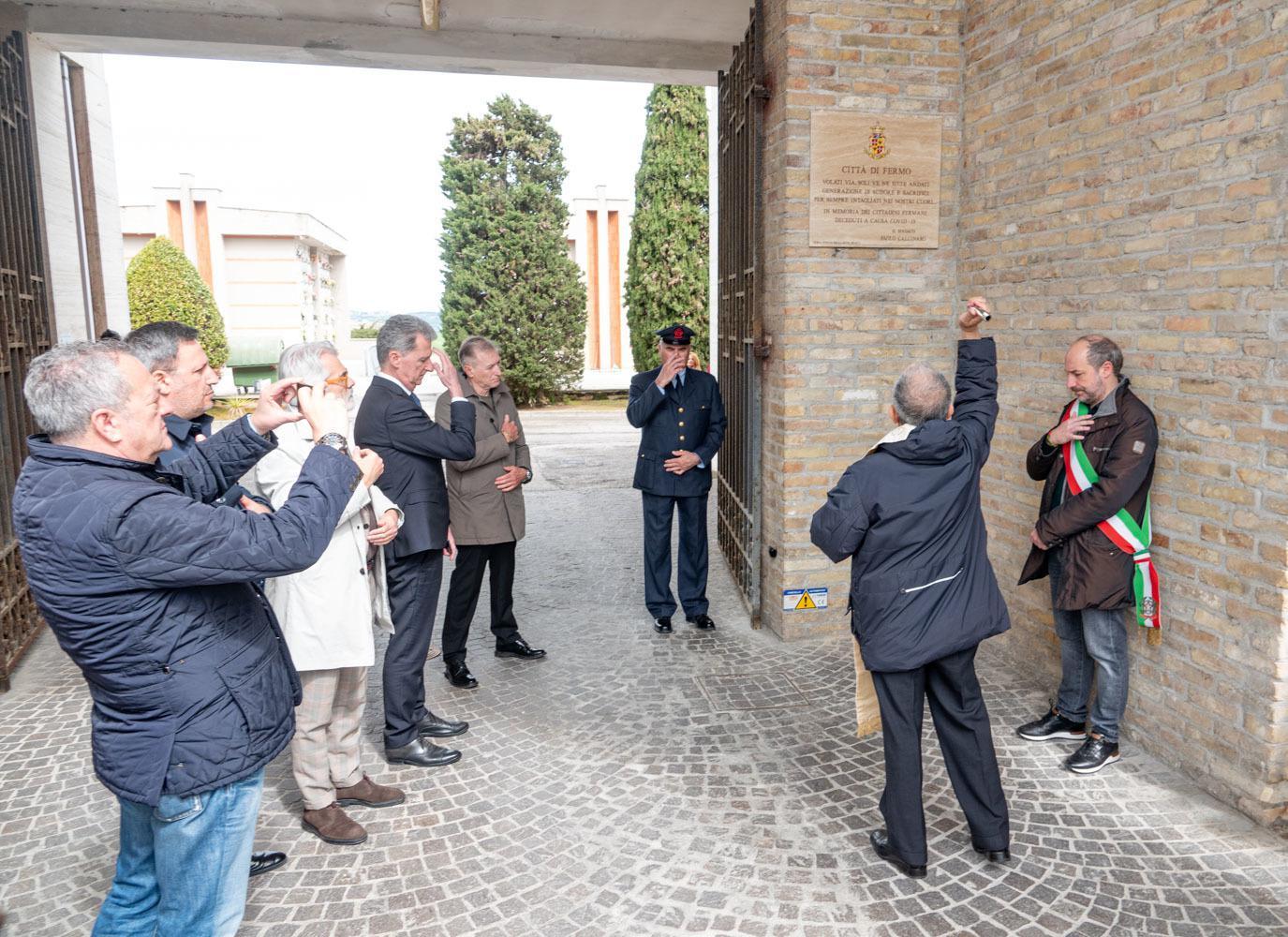 Gli Anni Della Pandemia Targa Al Cimitero Per Le Vittime Del Covid "Una ...