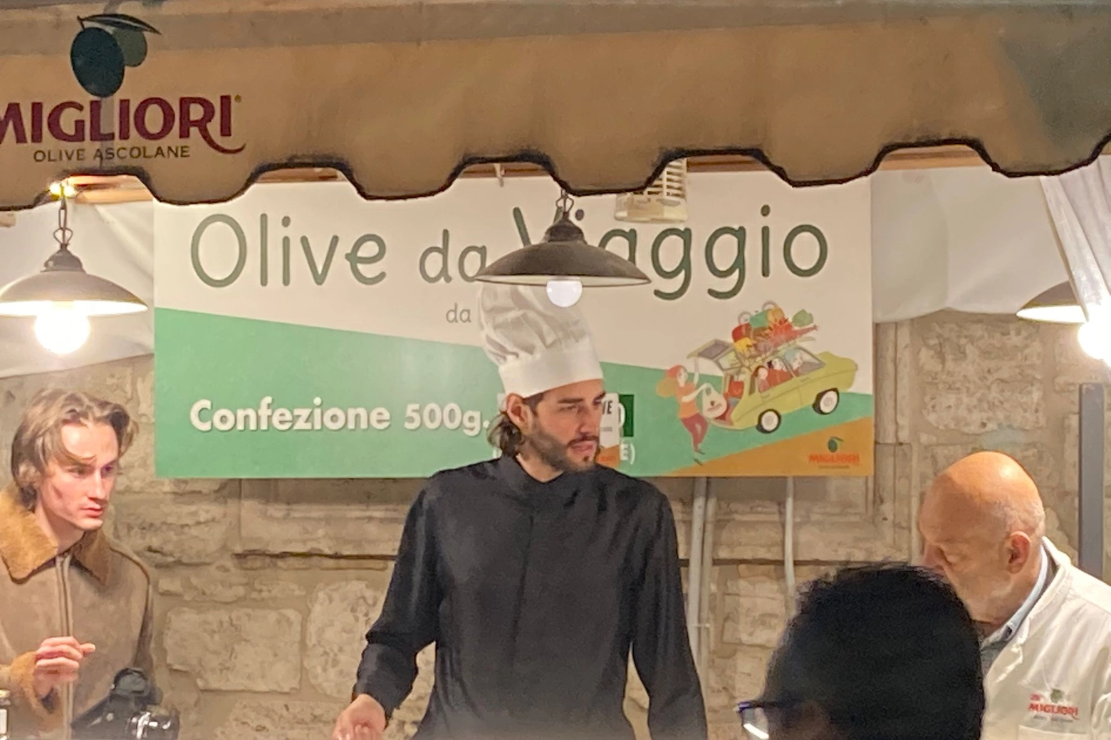 Gianmarco Tamberi nello stand delle olive all'ascolana con Zè Migliori