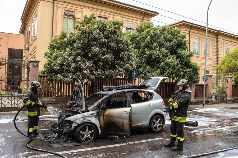 Incendio A Bologna: Auto In Fiamme E Viali Bloccati. Al Volante Una ...