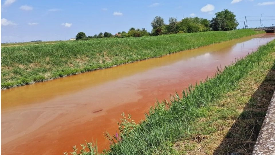 L'inquietante colore rossastro del canale a Ravenna