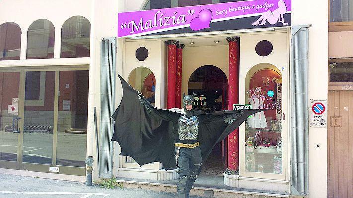 Batman lavora in un sexy shop di Cagliari e appena può corre ad