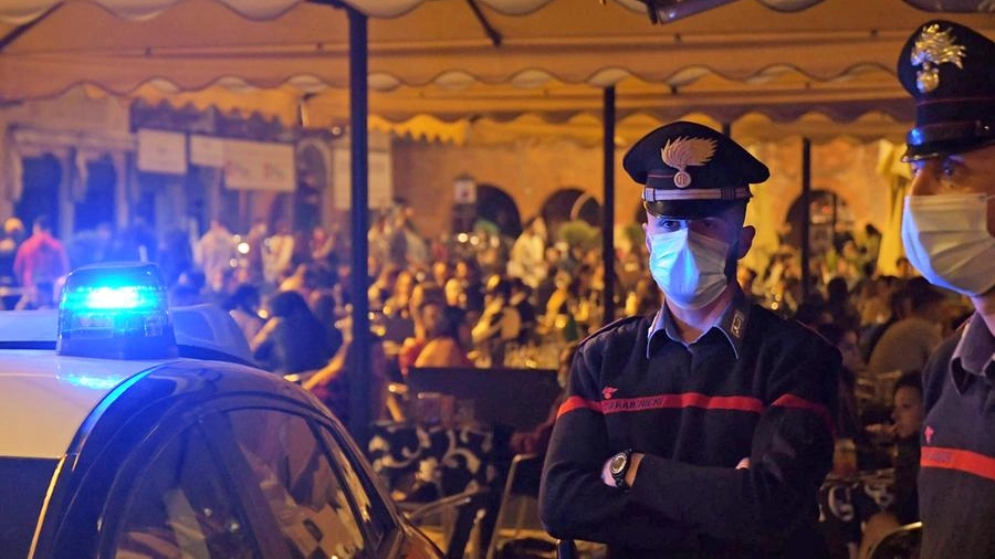 Carabinieri costretti a intervenire alla festa (foto di repertorio)