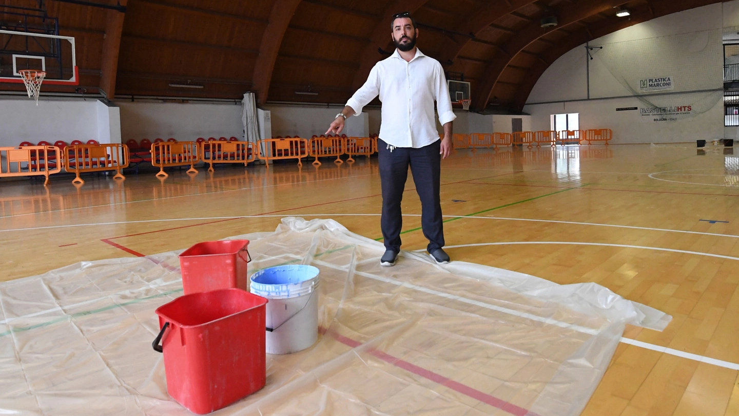 Giuseppe Vinci, responsabile degli impianti sportivi della Pontevecchio, mostra i danni