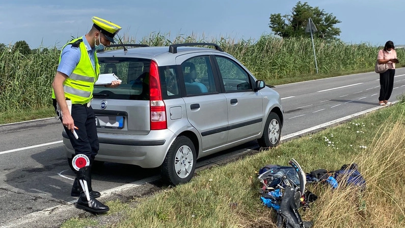 La polizia locale sul Dismano dove è stato travolto il cicloturista