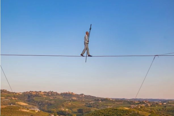 Il funambolo Andrea Loreni attraverserà il cielo della Certosa, con San Luca sullo sfondo