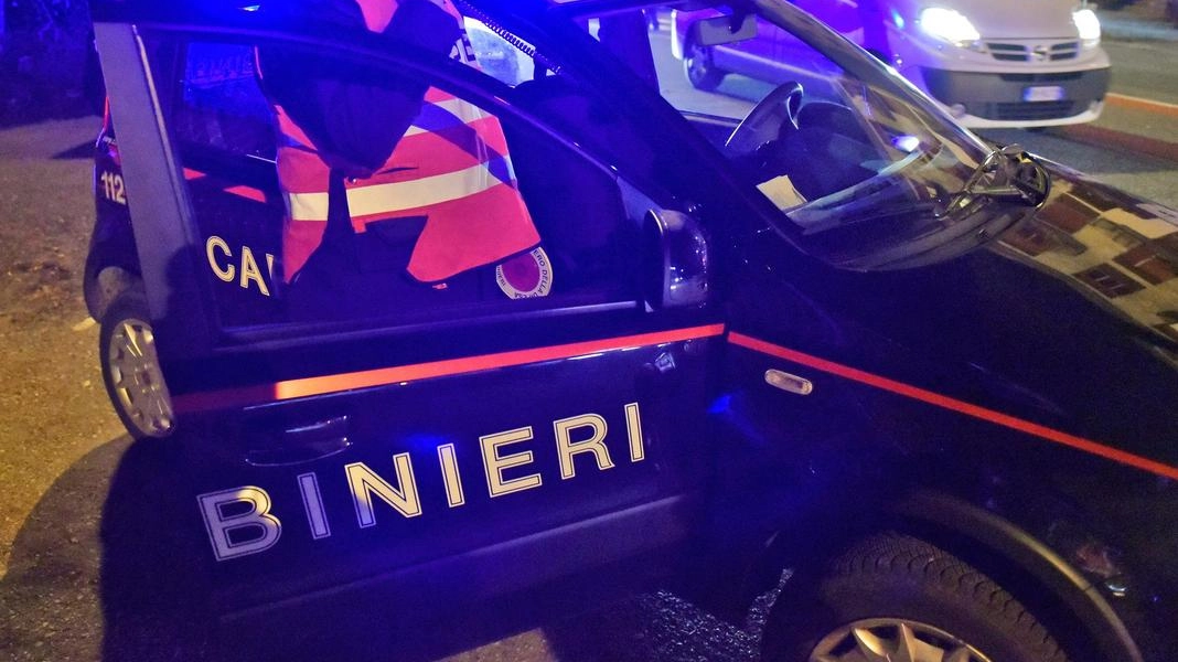 Parapiglia in centro. Allontanato dal bar, scatena il putiferio. Urla, botte e due feriti