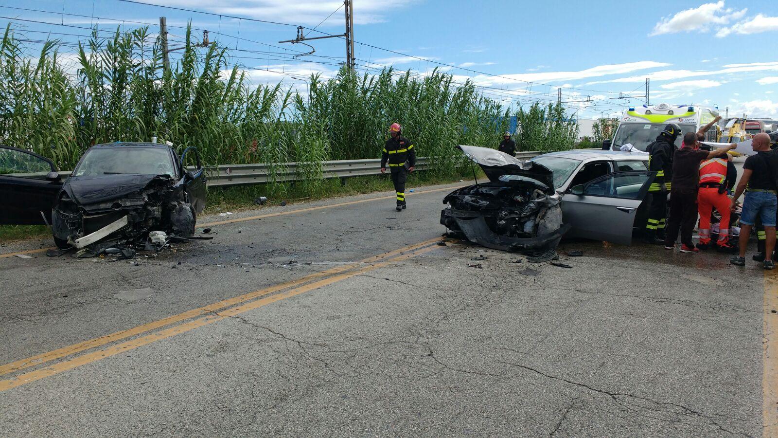 Pauroso Incidente Tra Auto, Tre Feriti Incastrati In Un Ammasso Di Lamiere