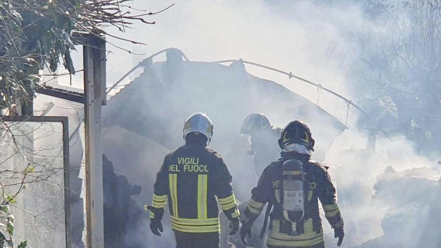 Magazzino distrutto  dalle fiamme  in via Covignano  