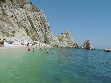 Spiaggia libera a numero chiuso a Sirolo: per le Due Sorelle bisogna prenotare