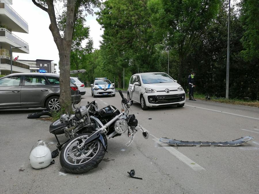 Scontro Tra Moto, Monopattino E Auto: 4 Feriti