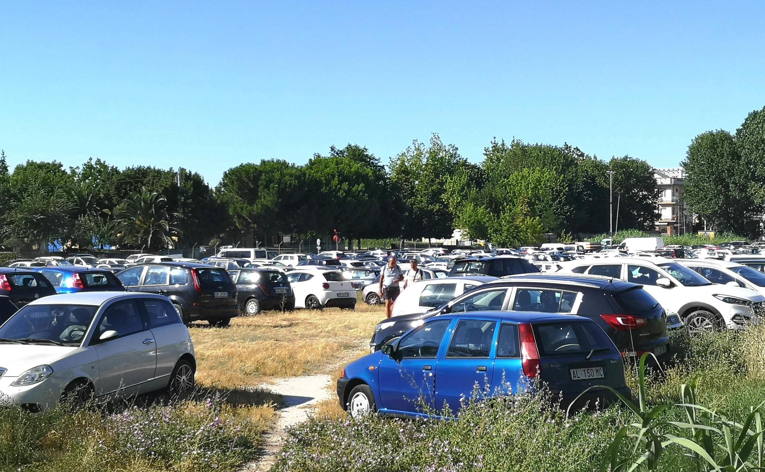 Ladri distruggono l'auto parcheggiata per rubare un computer di bordo