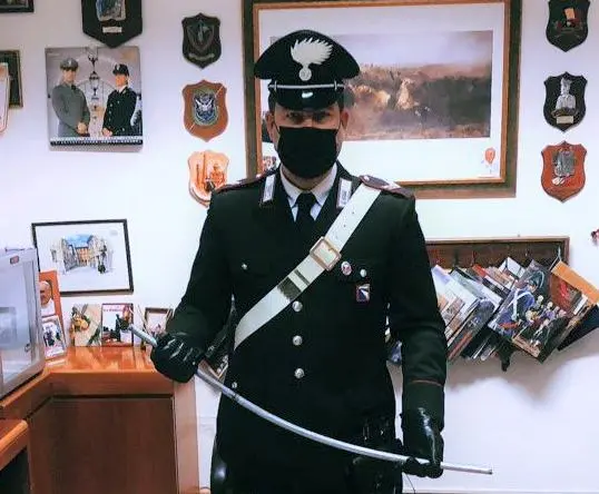 Aggredisce i carabinieri