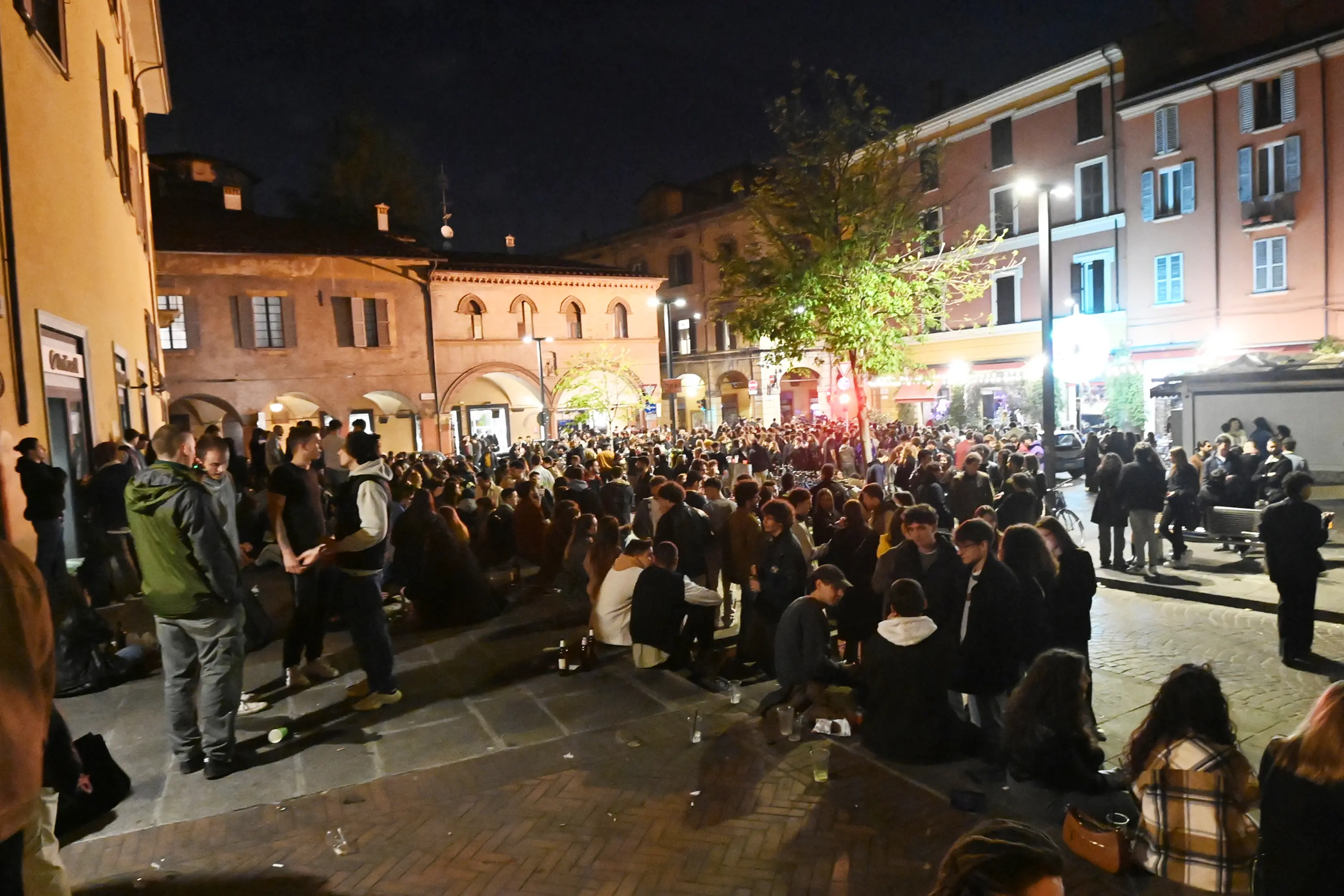 Piazza Aldrovandi A Bologna, Residenti Esasperati Dalla Movida: Pronti ...