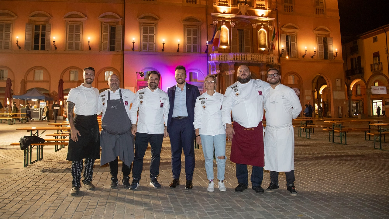 Baccanale tra mare e terra, in piazza vincono i sapori. E lunedì il Garganello d’oro