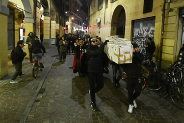 Bologna, va in scena il 'funerale' di Pizza casa