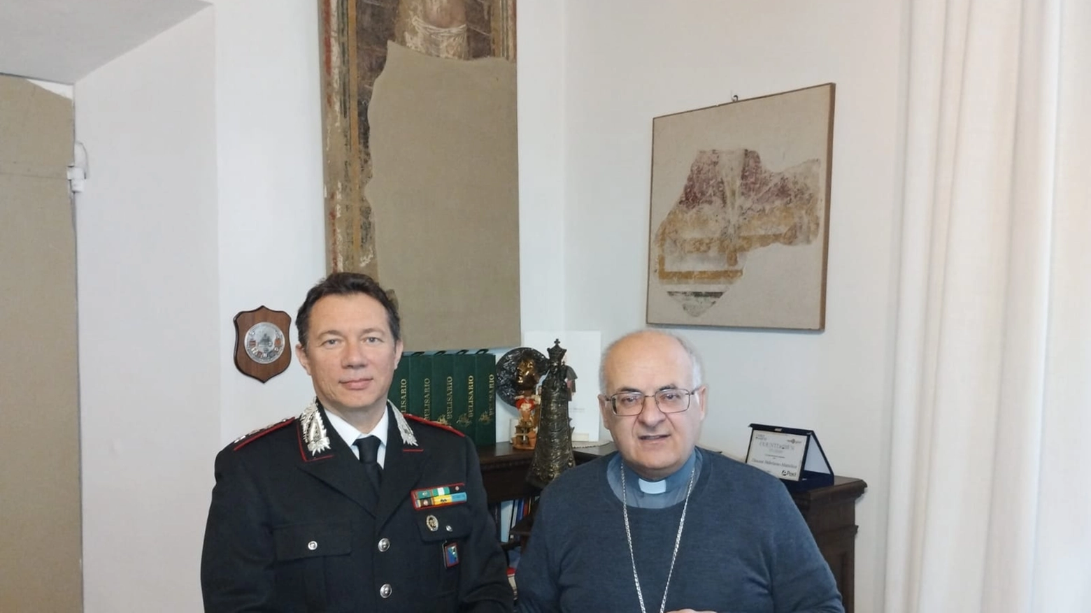 Il capitano Marcucci con il vescovo Massara