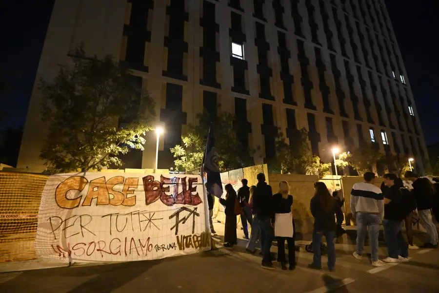 Studentato occupato a Bologna, il Cua: "Prendiamo un piano al giorno"