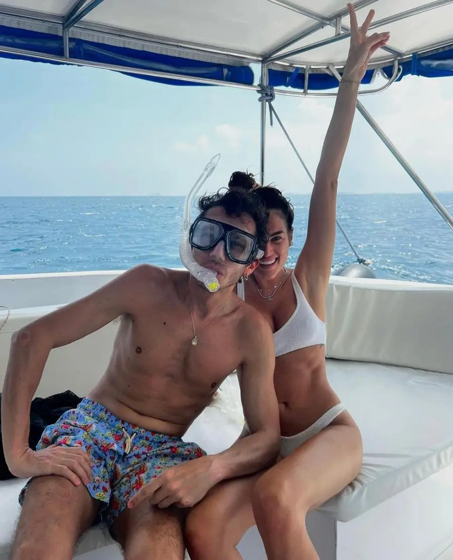 Valentino Rossi alle Maldive con Francesca Sofia Novello e Giulietta: ecco le vacanze da sogno