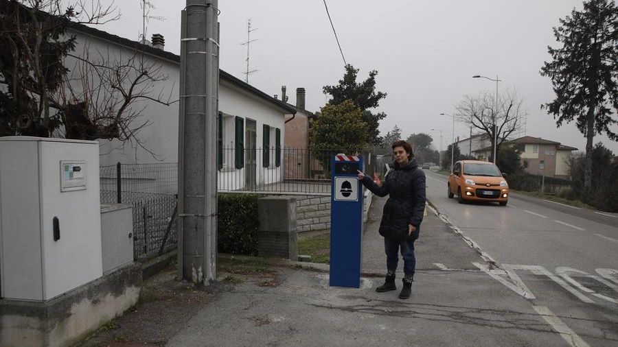 Autovelox ad altezza scuola elementare a Borgo Montone