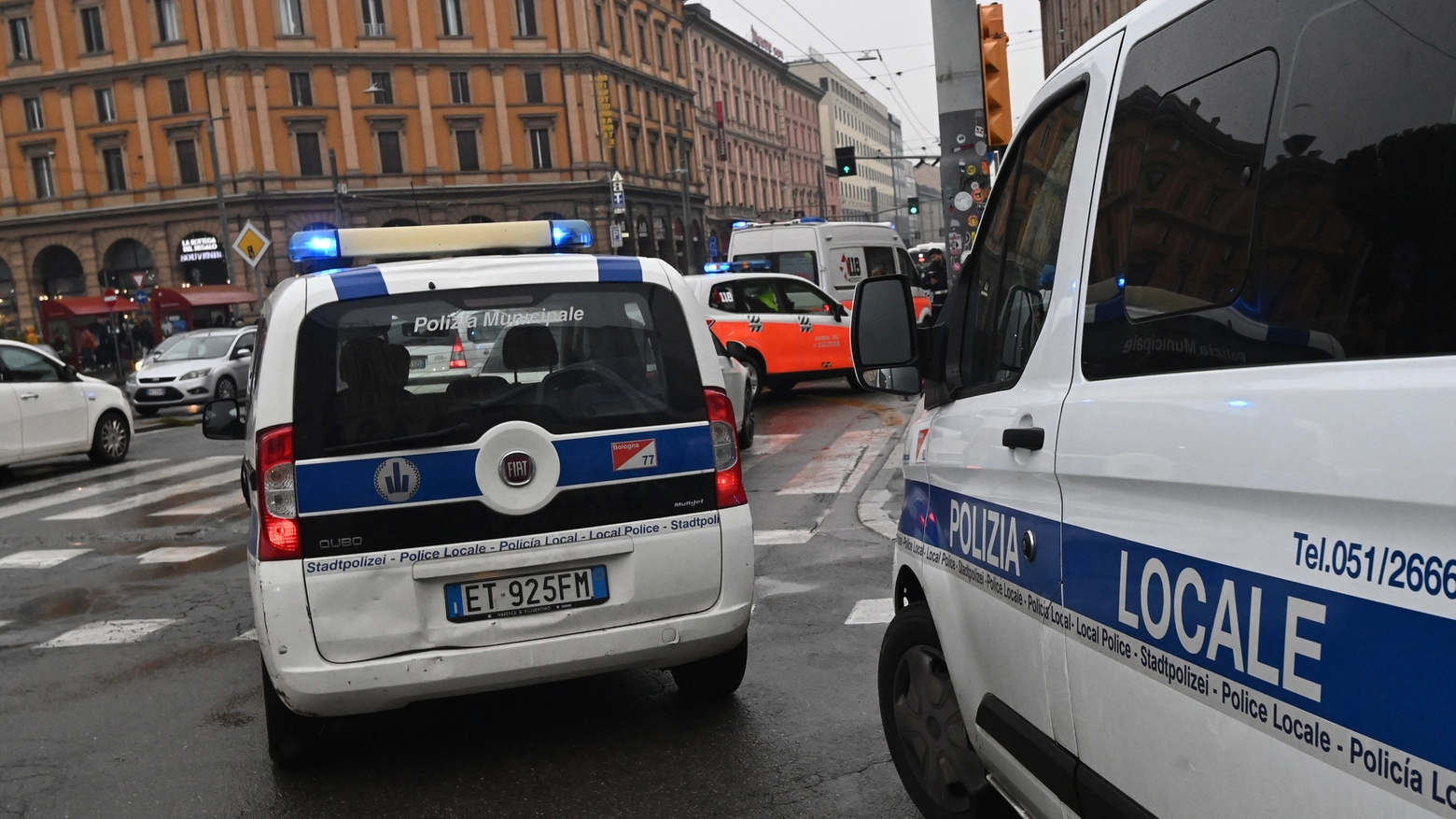 Incidente in via Corticella, donna travolta dal bus