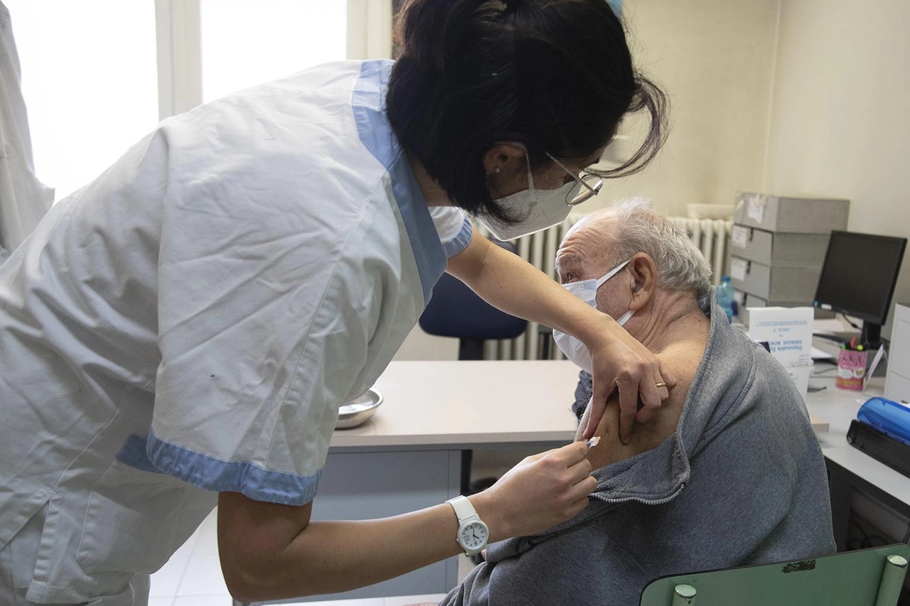 Covid e vaccini. Dopo i troppi ritardi l’Ast corre ai rimedi: open day nei distretti