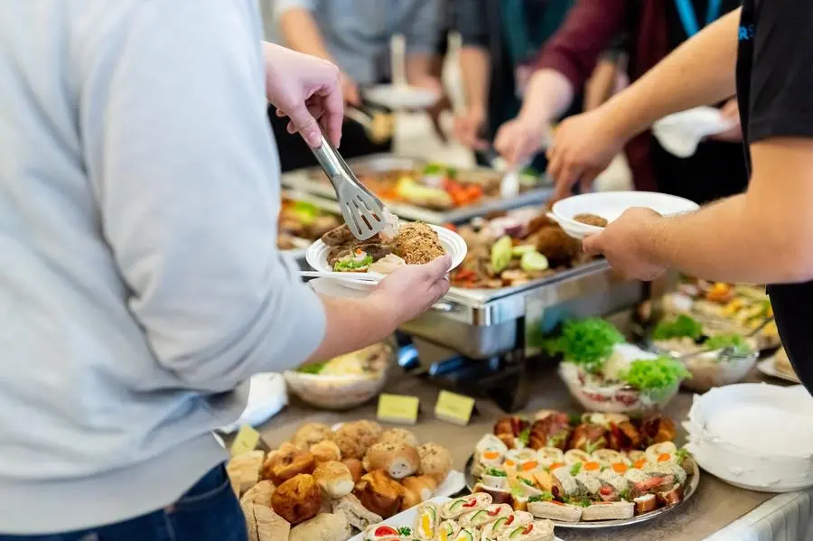 Sprechi in hotel: dall'aria condizionata al buffet. Tutti i vizi dei turisti in vacanza