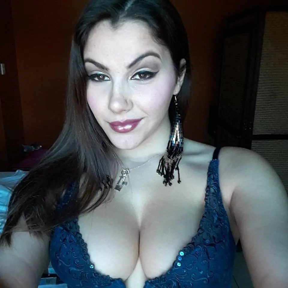 Attacchi al vescovo, la pornostar Valentina Nappi difende De Lucia