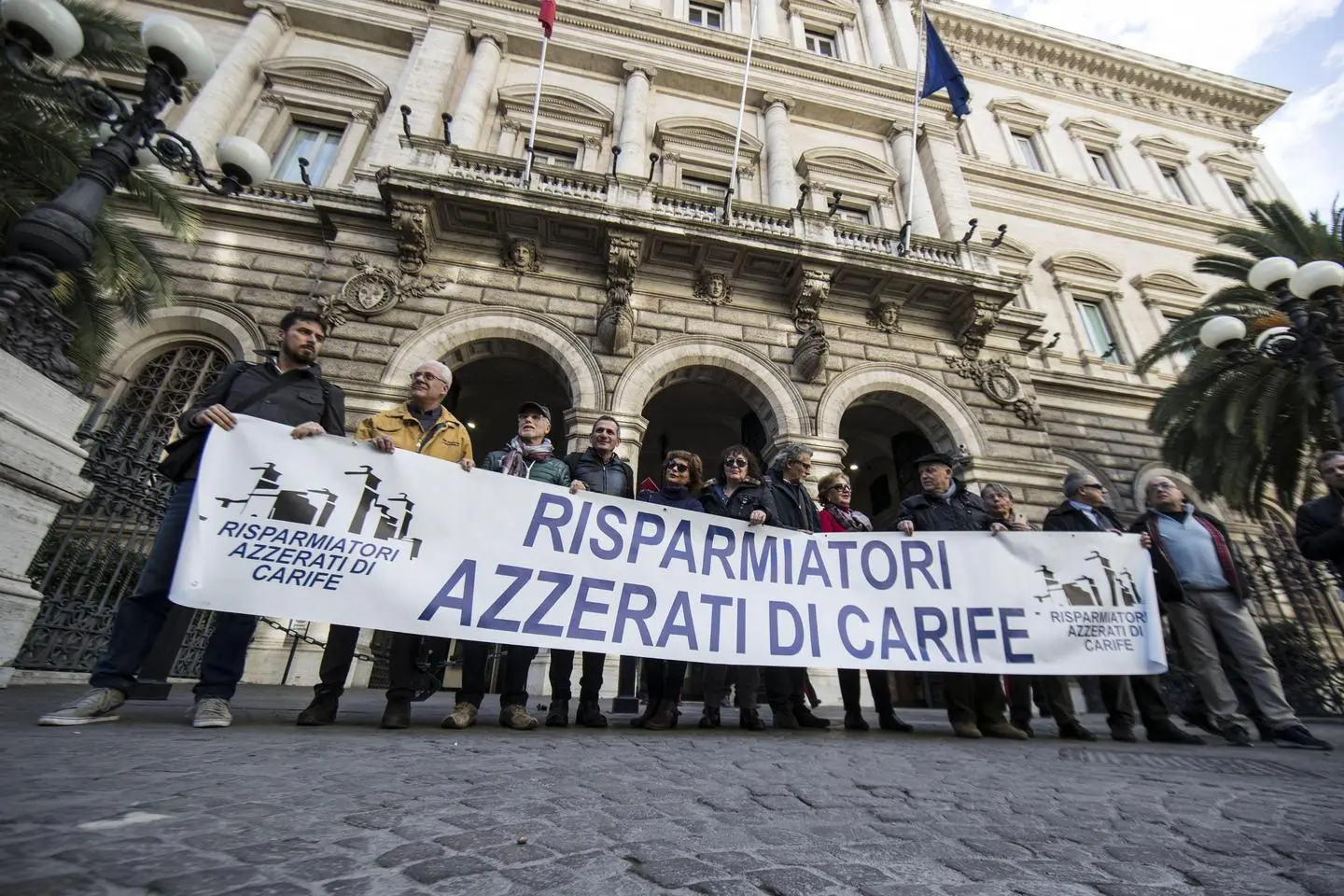 Sei parlamentari dei 5 Stelle in salone comunale parlano di banche