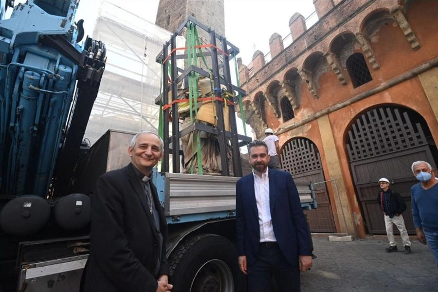 Trasloco di San Petronio: il cardinale Zuppi e il sindaco Lepore (Fotoschicchi)