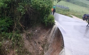 Bomba d’acqua a Fabriano (Ancona), frane e allagamenti: bloccati anche i treni