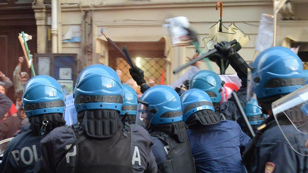 Un momento di scontri fra polizia e manifestanti (foto repertorio)