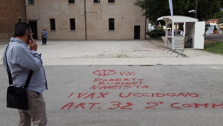 Le scritte dei no vax sull'asfalto