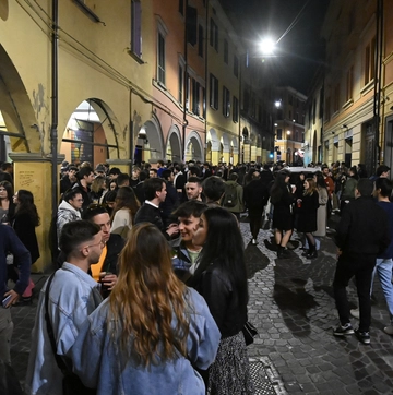 Movida selvaggia a Bologna, summit dei 15 comitati del centro: spunta l’ipotesi diffida