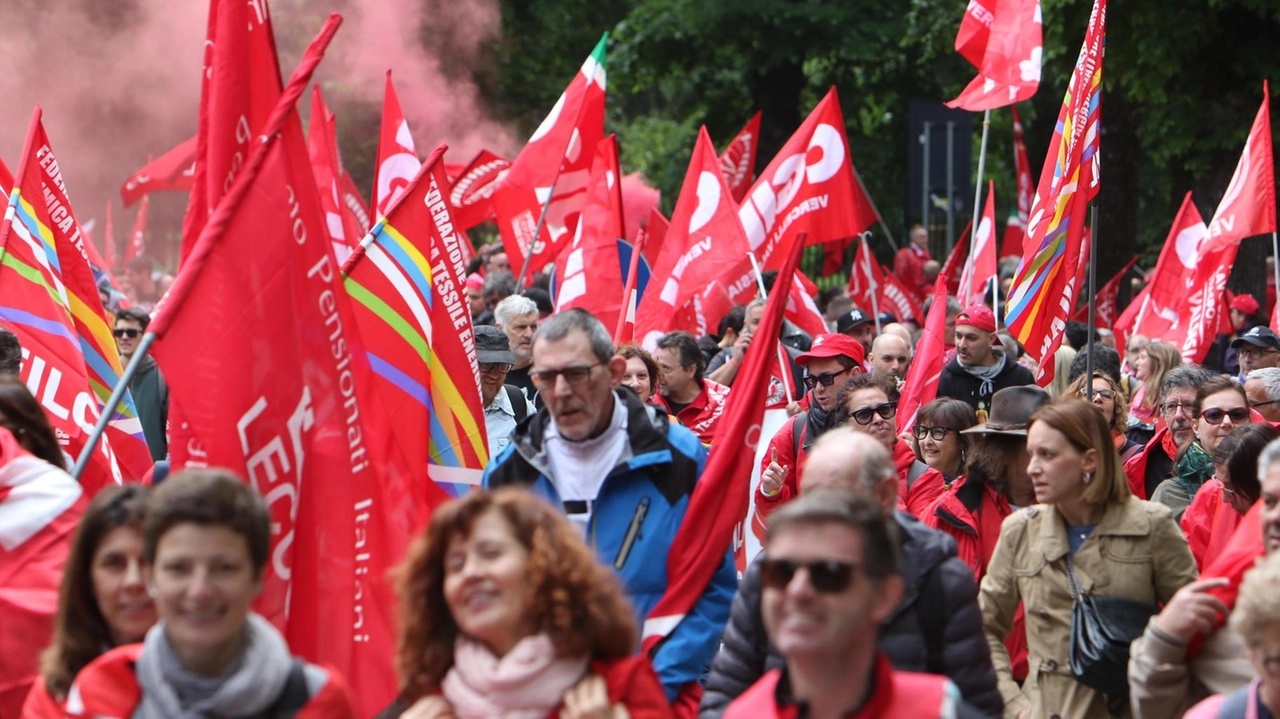 Cgil, Cisl e Uil si scoprono unite: "Insulti gravissimi: si dimetta subito"