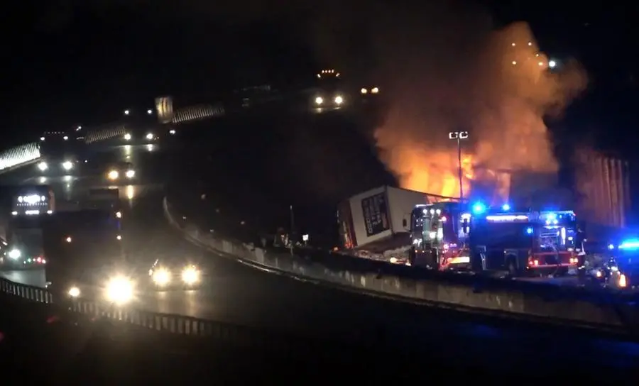 Incendio in A14 tra Pesaro e Cattolica: camion si ribalta e prende fuoco