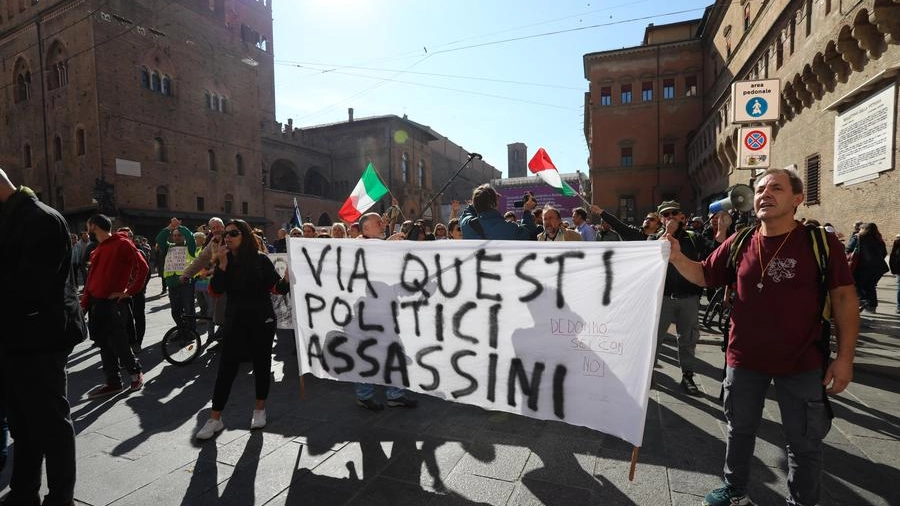 I 'no green pass' in piazza Maggiore (foto Schicchi)